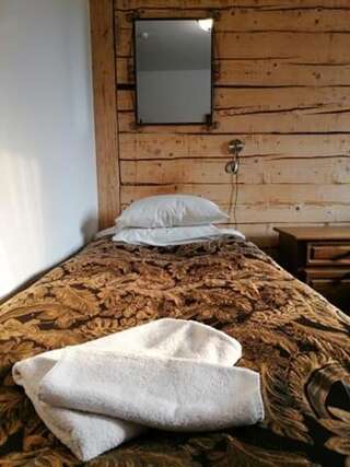 Гостевой дом Guesthouse Carl Schmidt Пылтсамаа Улучшенный трехместный номер с собственной ванной комнатой-2
